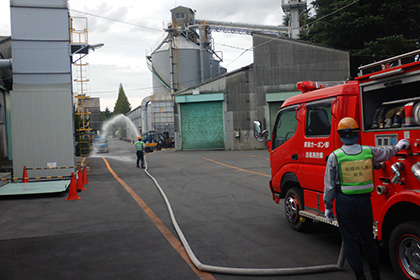 ポンプ車による放水訓練（滋賀工場）
