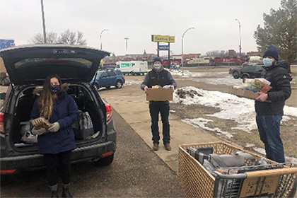 地域のフードバンクと提携し、困窮家庭に従業員が自家用車で食料品を配達する取り組みを実施（Cancarb）