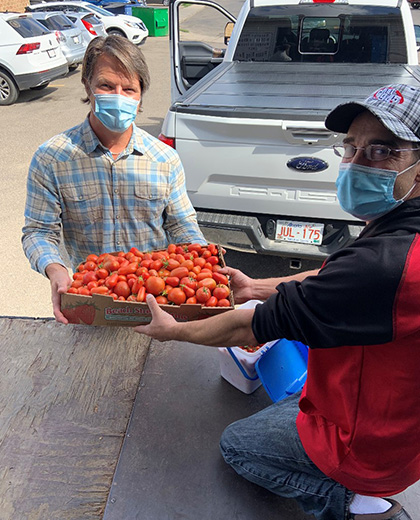従業員がボランティアで栽培したトマトを地元のフードバンクに寄付（Cancarb）