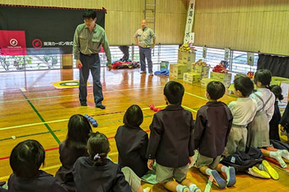 ものづくりに不可欠な繊細な手の感覚を「ボッチャ」で体験（田ノ浦工場）